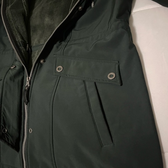 Free Country Softshell Jacket with Sherpa Lined Hood and Soft inner lining. - Picture 15 of 16